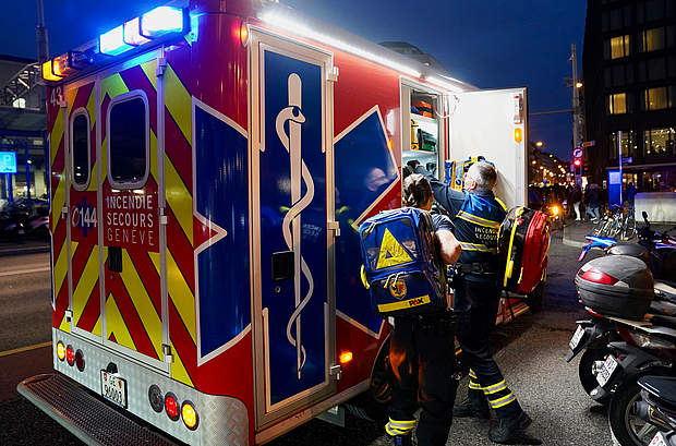 Une ambulance avec deux ambulanciers du SIS